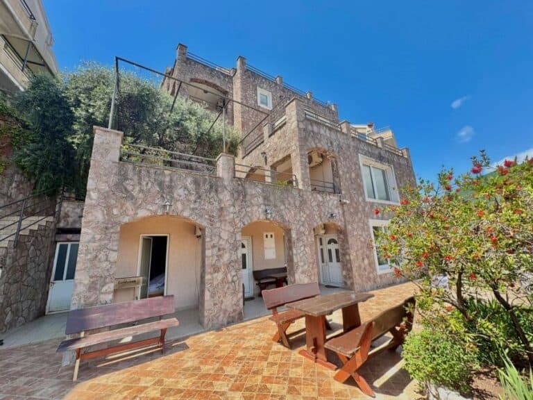 Contessa Apartments